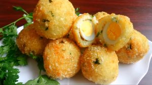 Read more about the article Cơm bọc trứng cút mê ly cho bữa ăn nhẹ