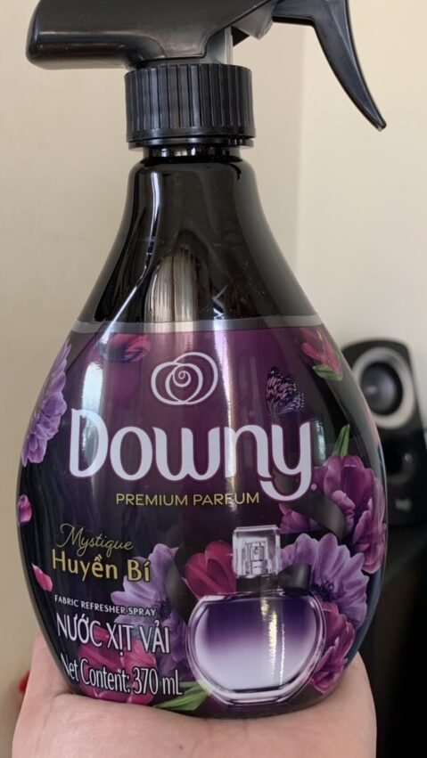 Read more about the article Review nước xịt vải Downy Premium Parfum 370ml